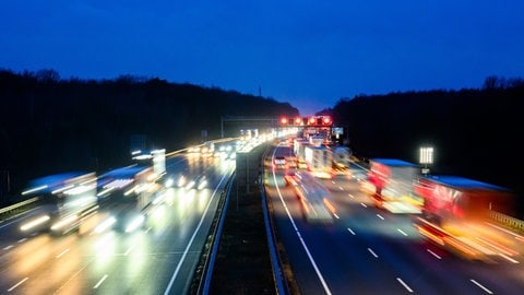 Verkehr auf einer Autobahn bei Nacht. Mitten auf der A5 in Südbaden hat ein Lkw-Fahrer seinen Sattelzug abgestellt, um zu schlafen.