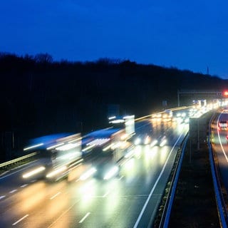 Verkehr auf einer Autobahn bei Nacht. Mitten auf der A5 in Südbaden hat ein Lkw-Fahrer seinen Sattelzug abgestellt, um zu schlafen.