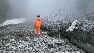 Die Trümmerteile des Windrads auf dem Schauinsland bei Freiburg. Das zweite alte Windrad ist dort erfolgreich gesprengt worden.