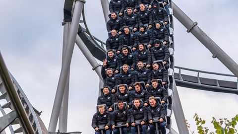 Die Achterbahn Silverstar ist voll besetzt mit den Fußballprofis aus Bosnien und Herzegowina.