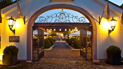 Durch ein prunkvolles Tor geht es ins Hotel Schloss Reinach in Munzingen.