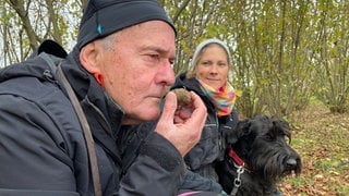 Auf der Jagd nach Trüffeln: Tino Schneider und Andrea Braun mit ihrerTrüffel-Suchhündin Kara.