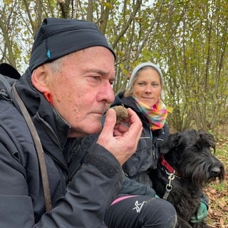 Auf der Jagd nach Trüffeln: Tino Schneider und Andrea Braun mit ihrerTrüffel-Suchhündin Kara.