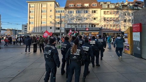 Rund 150 Menschen waren am Samstagnachmittag zu einer angemeldeten Pro-Palästina-Demo in Freiburg gekommen. Die Polizei war mit zahlreichen Kräften vor Ort.