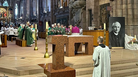 Festgottestdienst im Freiburger Münster zur Seligsprechung von Priester Max Josef Metzger, den Nationalsozialisten hinrichteten