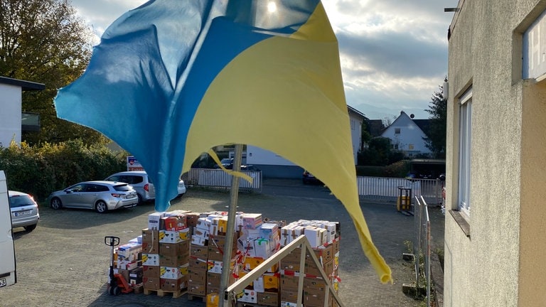 Hilfsgüter für die Ukraine stehen auf einem Hof in Merzhausen bei Freiburg.