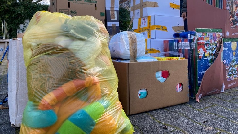 Auch für die Kleinsten wurde in Freiburg gespendet: Spielzeug, Süßigkeiten oder Kuscheltiere für Kinder in der Westukraine vor dem Transport.