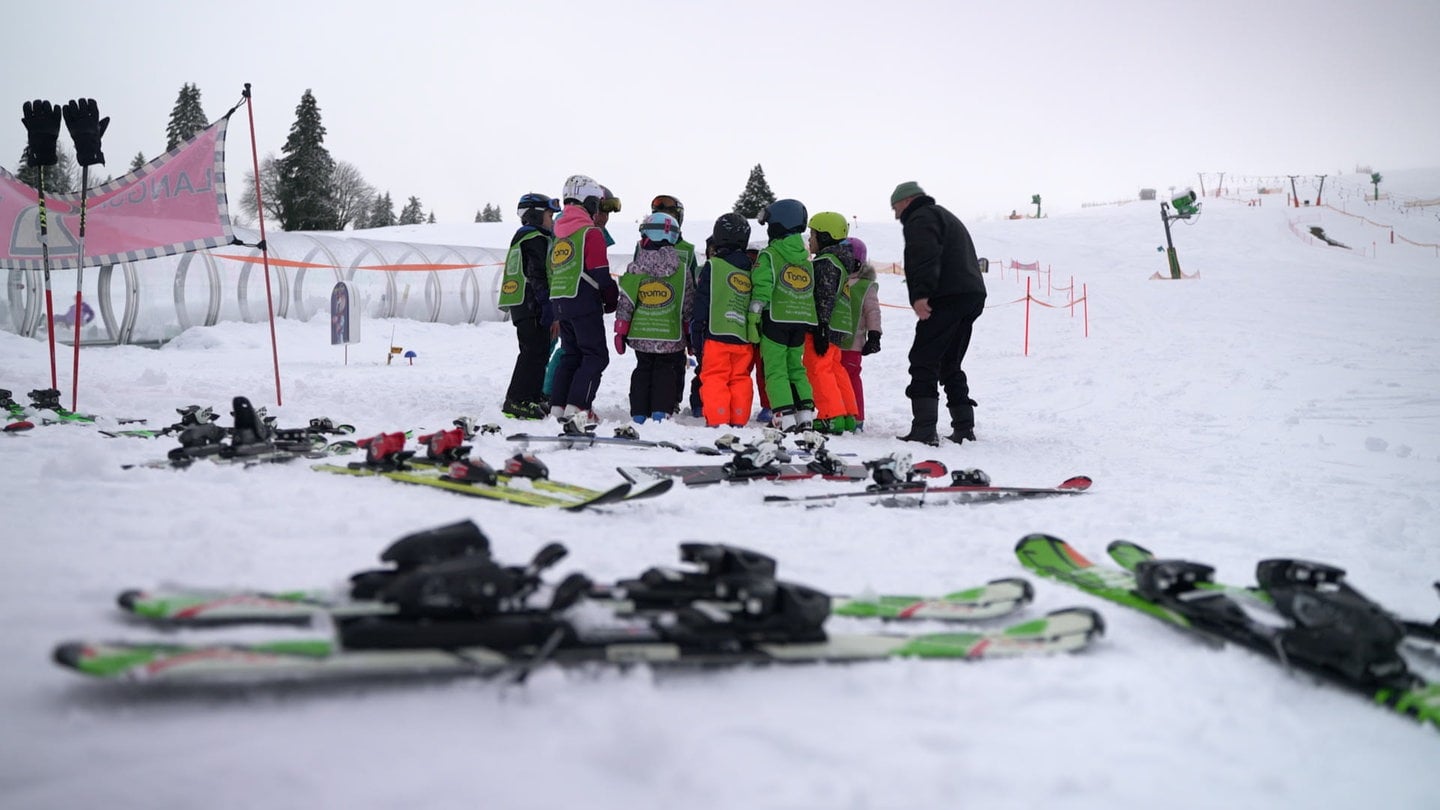 Kinder am Feldberg lernen Skifahren bei einem kostenlosen Skikurs der Wintersportschule Thoma