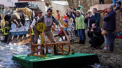 Die Bach-Nah-Fahrt ein Riesenspektakel der Narren in Schramberg