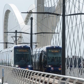 Zwei Tramzüge fahren am in Kehl über die neue Beatus-Rhenanus-Brücke. 