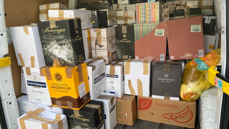 Zwei Transporter und ein Anhänger gehen auf die Reise nach Berezynka und Mukatschewo. In den Weinkartons ist übrigens kein Wein. Die Kartons haben ein sehr praktische Packgröße, sagen die Organisatoren des Hilfskonvois für die Ukraine.