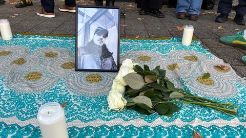 Mit weißen Rosen und einem Bild des Opfers drücken Menschen ihre Anteilnahme vor dem Landgericht Waldshut-Tiengen aus. 