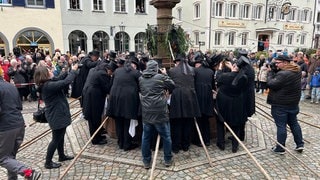 Geldbeutelwäscher waschen Geldbeutel am Stadtbrunnen