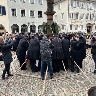 Geldbeutelwäscher waschen Geldbeutel am Stadtbrunnen