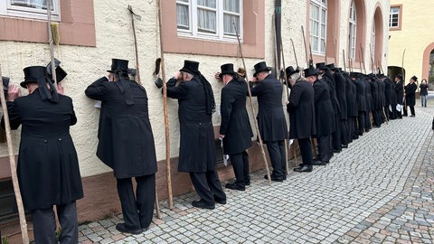 Die Wäschergilde trauert an der Klagemauer vor dem Finanzamt.