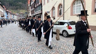 Die Geldbeutelwäscher ziehen durch die Stadt zum Stadtbrunnen