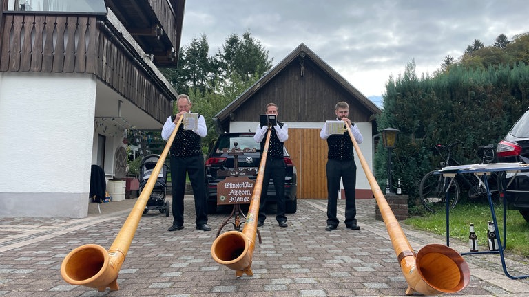 Angekommen im Tal werden die Rinder von Alphorn-Klängen empfangen.