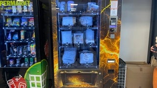 Dieser neue Automat verkauft am Freiburger Hauptbahnhof Retouren-Pakete für zehn Euro pro Stück. Was man genau erhält, erfährt man erst nach dem Kauf.