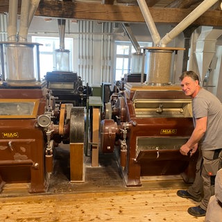 Diese vollmilch-schokoladebraunen Maschinen sind aus den 1960er Jahren. Zwar hat  sich die technische Ausstattung im Lauf der Zeit verändert, aber das Grundprinzip von Zerkleinern, Absieben und Auftrennen ist immer noch das Gleiche wie vor 800 Jahren. 