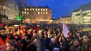 Mehrere Tausend Menschen sind am Mittwochabend dem Aufruf verschiedener politischer Jugendorganisatoren gefolgt. Das Orga-Team sprach von 10.000, die Polizei von mehr als 5.000 Menschen. 