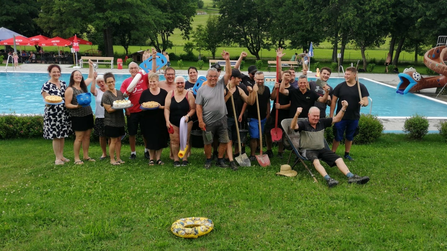 Mitglieder des Tannheimer Fördervereins vor dem Freibad