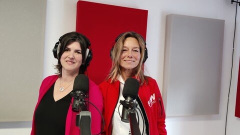 Zwei Frauen machen einen Podcast.