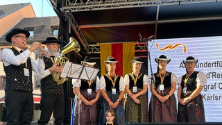 Unterstützung kam zeitweise auch von der Musikkapelle Siensbach, die 25 Strophen sang. 