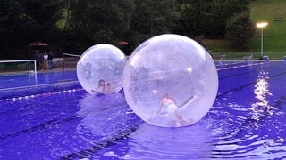 Aqua-Zorbing im Waldsportbad Triberg