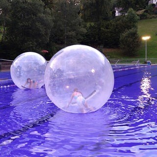 Aqua-Zorbing im Waldsportbad Triberg