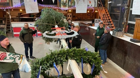 Die Endinger Zunftbrüder schmücken den Narrenbaum