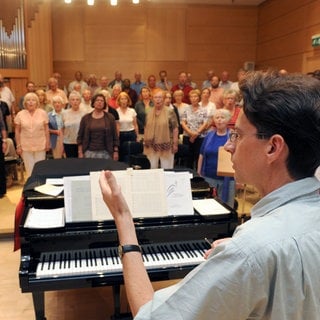 Archvibild von 2011: Domkapellmeister Boris Böhmann während Proben mit dem Freiburger Domchor. Im Juli 2024 wurde Böhmann gekündigt.