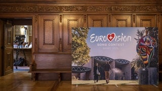 Eine große Leinwand wirbt für den ESC in Basel. Aufgenommen im Basler Rathaus. Die Hotelpreise sind zum Teil in die Höhe geschossen. 