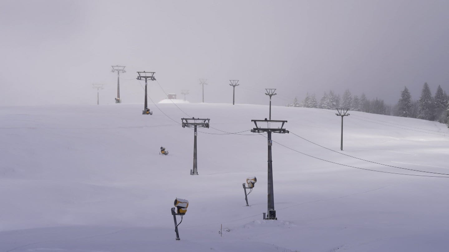 Schneedecke auf dem Feldberg - die Liftanlagen sind eingeschneit.