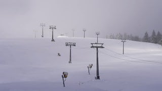 Schneedecke auf dem Feldberg - die Liftanlagen sind eingeschneit. 