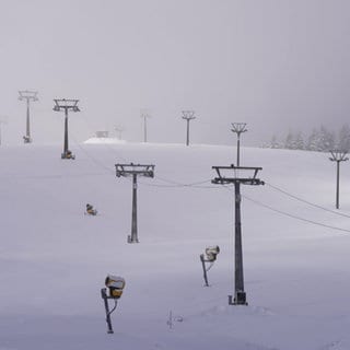 Schneedecke auf dem Feldberg - die Liftanlagen sind eingeschneit. 