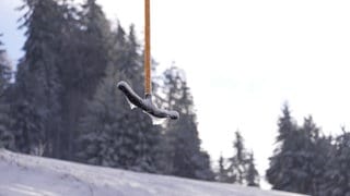 Wintereinbruch im Schwarzwald: Die Liftbügel sind vereist. 