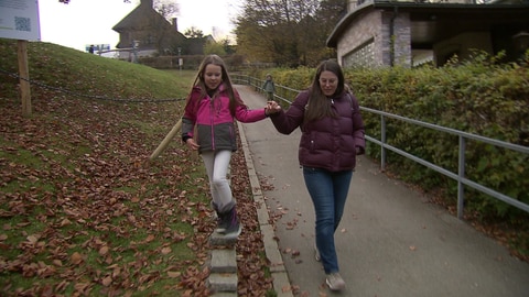 Svenja Hierholzer und ihre Tochter Lena-Marie Hand in Hand in St. Blasien (Kreis Waldshut). 