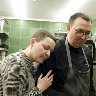 Man sieht den Sternekoch Sascha Weiss, der durch einen Herzinfarkt das Kochen verlernt hat.