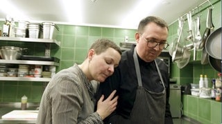 Man sieht den Sternekoch Sascha Weiss, der durch einen Herzinfarkt das Kochen verlernt hat.