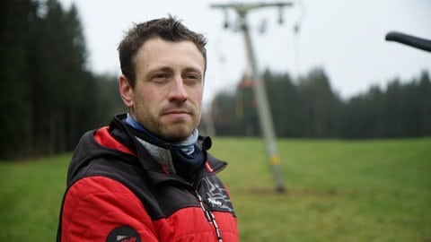 Am Thurner in St. Märgen (Kreis Breisgau-Hochschwarzwald) gibt sich Skiliftbetreiber Christoph Herling kämpferisch. Er hat investiert, um sein Skigebiet zukunftssicher zu machen.