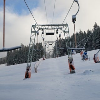 Der Stübenwasenlift in Todtnauberg: Es liegt schon Schnee, aber noch nicht genug, damit der Skilift öffnen kann.