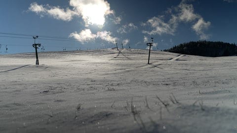 In Hinterzarten liegt schon Schnee. Zum Skifahren reicht der noch nicht, aber er macht den Liftbetreibern Hoffnung.