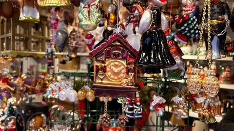 Egal ob Schwarzwälder Kuckucksuhren, Glöckchen oder doch ein Leopard: Beim Weihnachtsbaumschmuck ist für jeden etwas dabei.