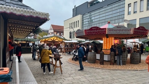 Auch auf dem Offenburger Weihnachtsmarkt werden seit Donnerstagnachmittag die ersten Glühweine getrunken.