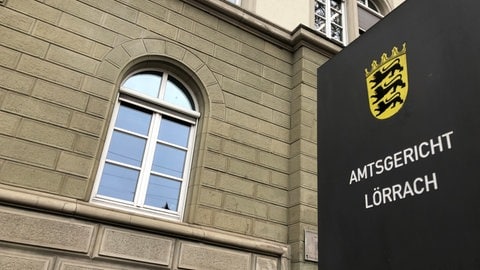 Schild mit der Aufschrift Amtsgericht vor einem Gebäude - das Lörracher Amtsgericht hat das Urteil zu einem tödlichen Unfall auf der A5 gesprochen