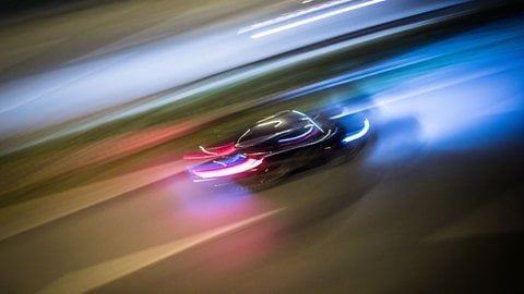 ein Auto schnellt über die Straße - Symbolbild: Das Amtsgericht Lörrach verurteilt einen Porschefahrer wegen fahrlässiger Tötung