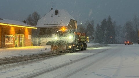 Ein Räumfahrzeug in Feldberg-Bärental im Einsatz. Seit Donnerstagnachmittag sei der komplette Räumdienst unterwegs, berichtet die Polizei. Trotzdem sind viele Fahrbahnen mit Schnee bedeckt.