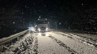 Auf der B31 Freiburg Richtung Donaueschingen staut sich der Verkehr im Höllental, nachdem zwei Lastwagen dort steckengeblieben sind. 