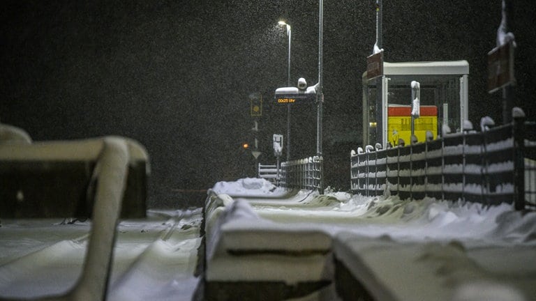 Ein eingeschneites Bahngleis am Bahnhof von Titisee-Neustadt (Breisgau-Hochschwarzwald). 