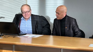 Der Offenburger AfD-Stadtrat Taras Maygutiak (rechts) mit seinem Rechtsanwalt Dirk Schmitz. Unmittelbar nach der Urteilsverkündung am Freitag erklärte Schmitz, dass er Berufung einlegen werde.